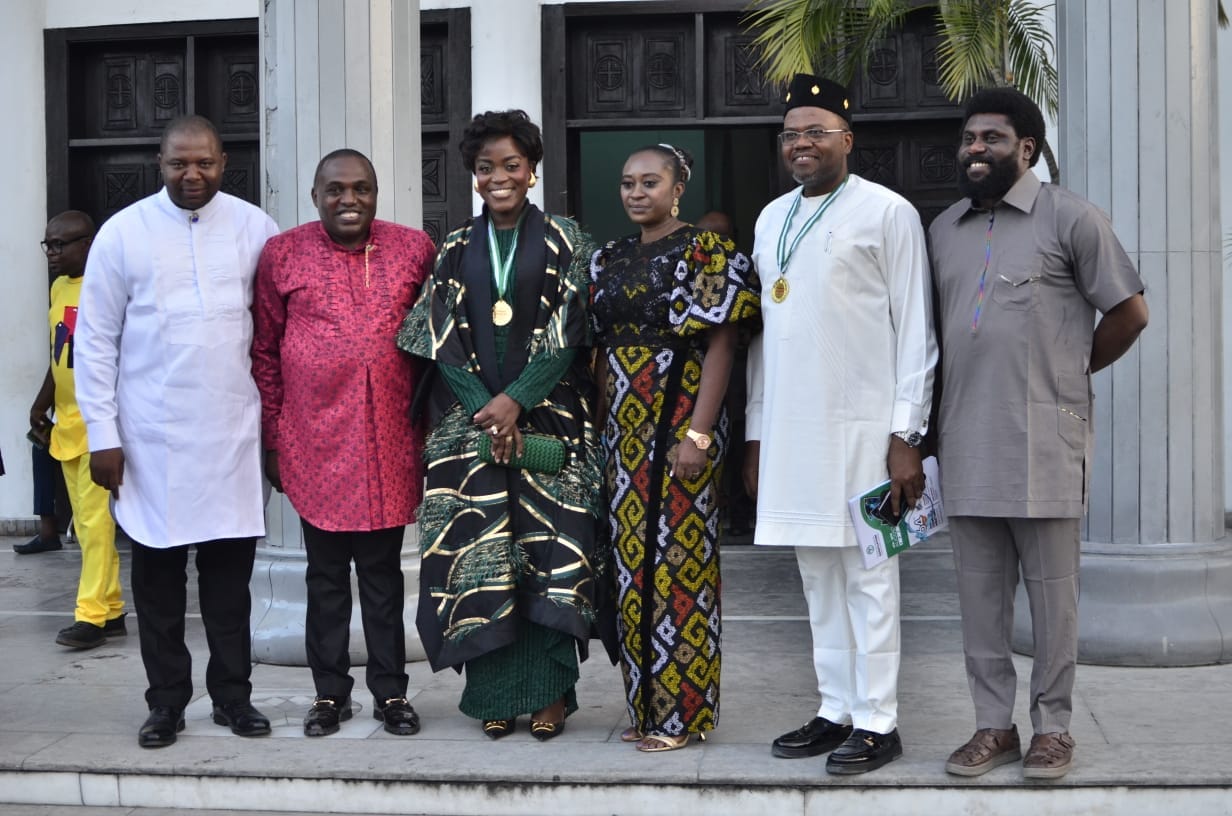 Prof. Alikor congratulates Dr. Oreh on her well-deserved NMA Roll of Honour Award.
